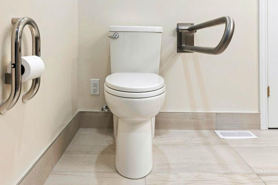 Ein barrierefreies Bad sollte eine ebenerdige Dusche, Haltegriffe, rutschfeste Böden, ausreichend Platz, höhenverstellbare Toiletten und Waschbecken sowie eine kontrastreiche Gestaltung aufweisen