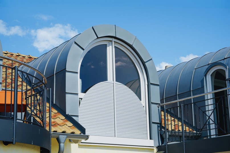 Moderne Schr&auml;grollladen bieten die gleichen Funktionen eines klassischen Rollladens und &uuml;berzeugen durch echte Vorteile f&uuml;r Komfort, Energieeffizienz und Smart-Home-Kompatibilit&auml;t