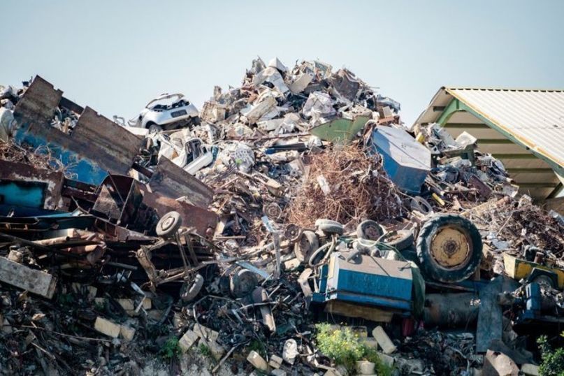 Abfall bezeichnet Materialien oder Substanzen, die nicht mehr benötigt werden und daher entsorgt oder wiederverwertet werden müssen.