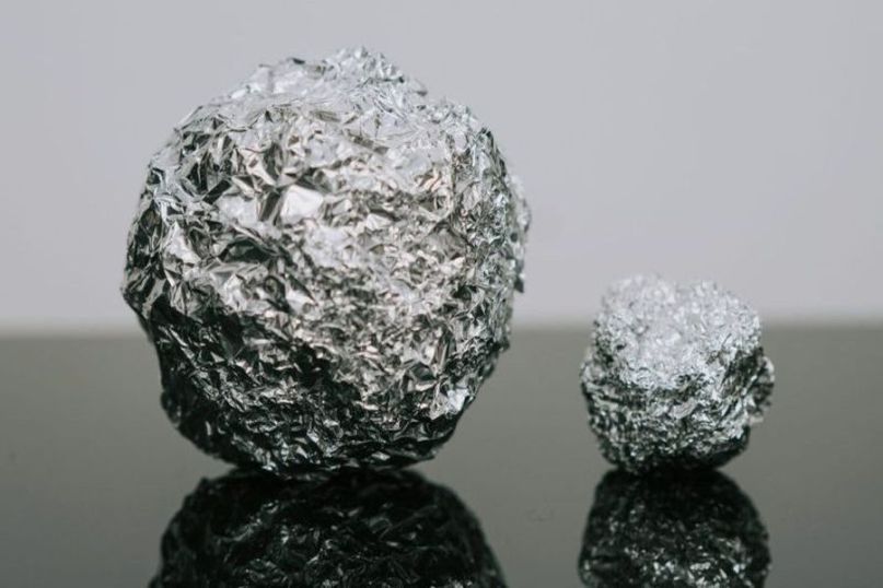 Aluminium-Arabeske bezieht sich auf kunstvolle Verzierungen oder Muster, die aus Aluminium gefertigt sind.