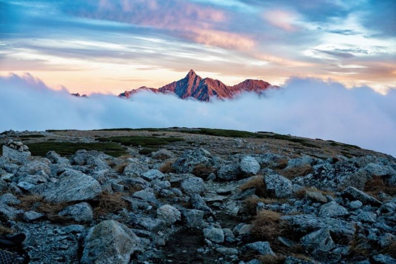 Ambiente bezieht sich auf die Atmosphäre, Stimmung oder Umgebung eines bestimmten Ortes, Ereignisses oder einer Situation.