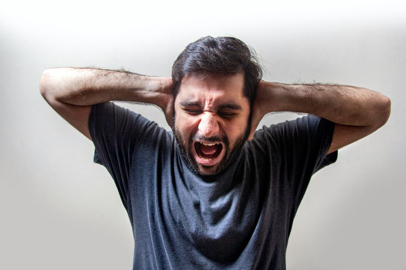 Antidröhnstreifen sind selbstklebende Streifen, die in der Bauindustrie verwendet werden, um den Schall, der durch Regen oder andere mechanische Einwirkungen auf Metall- oder Kunststoffoberflächen entsteht, zu dämpfen.