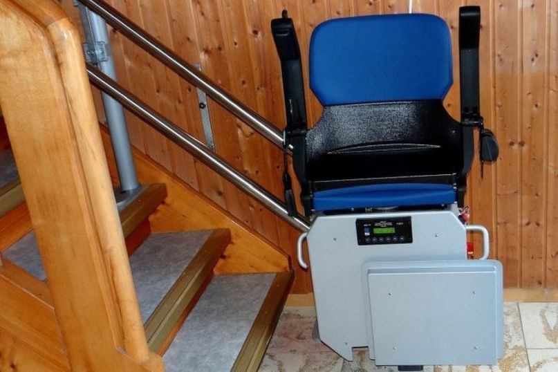 Ein Aufzug, auch Elevator oder Lift genannt, ist eine vertikale Transportvorrichtung, die Personen oder Lasten zwischen verschiedenen Ebenen eines Gebäudes befördert. Ein Aufzug, auch Elevator oder Lift genannt, ist eine vertikale Transportvorrichtung, die Personen oder Lasten zwischen verschiedenen Ebenen eines Gebäudes befördert.