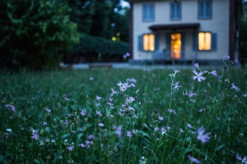 Die Außenseite bezieht sich auf die äußere Oberfläche, Fläche oder Struktur eines Objekts, insbesondere eines Gebäudes oder eines Gegenstands.