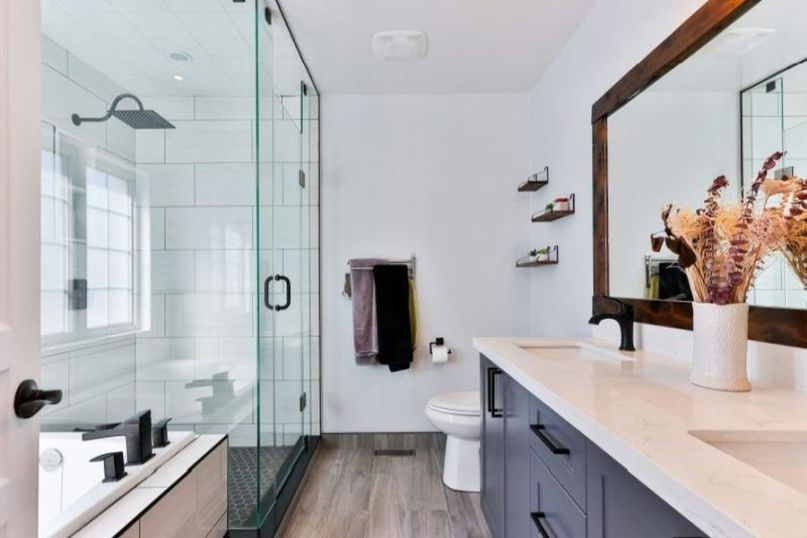 Ein Badschrank ist ein spezialisiertes Möbelstück, das funktionale Aufbewahrung mit ästhetischem Design im Badezimmer verbindet. Ein Badschrank ist ein spezialisiertes Möbelstück, das funktionale Aufbewahrung mit ästhetischem Design im Badezimmer verbindet.