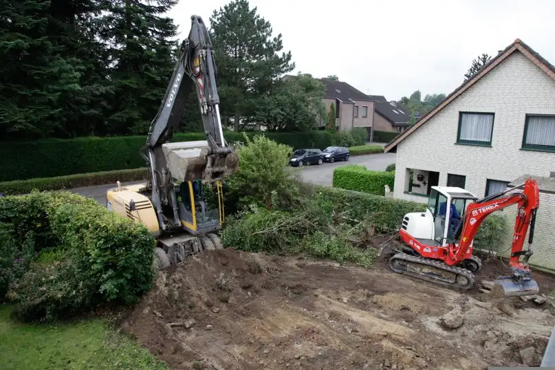 F&uuml;r Projekte wie einen eigenen Pool ist der Minibagger hilfreich