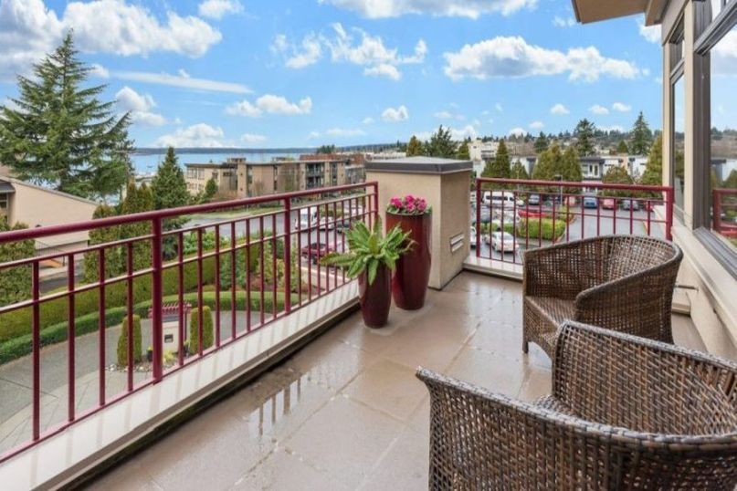 Eine Balkonverkleidung bezeichnet eine Abgrenzung oder Verkleidung, die um den Balkon herum angebracht wird, um verschiedene Zwecke zu erfüllen.