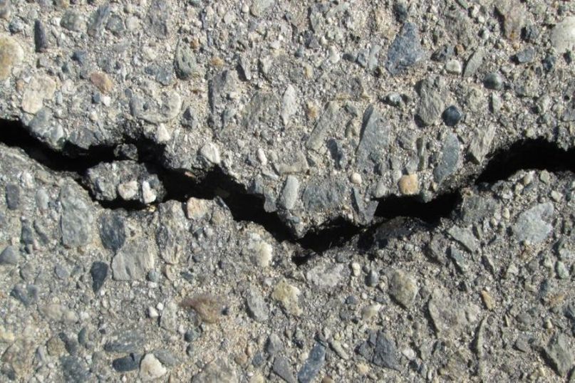 Die Basis bezieht sich auf den Grund, das Fundament oder die Grundlage einer Sache, eines Systems oder einer Theorie.