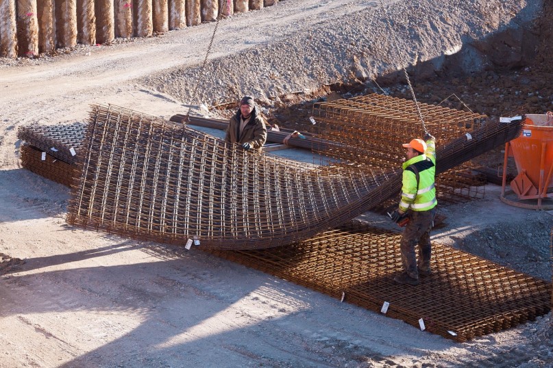 Eine Stahlmatte ist ein flächiges Bewehrungselement, das aus einer Vielzahl von dünneren Betonstahlstäben besteht, die orthogonal zueinander angeordnet und an den Kreuzungspunkten miteinander verschweißt sind. Eine Stahlmatte ist ein flächiges Bewehrungselement, das aus einer Vielzahl von dünneren Betonstahlstäben besteht, die orthogonal zueinander angeordnet und an den Kreuzungspunkten miteinander verschweißt sind.