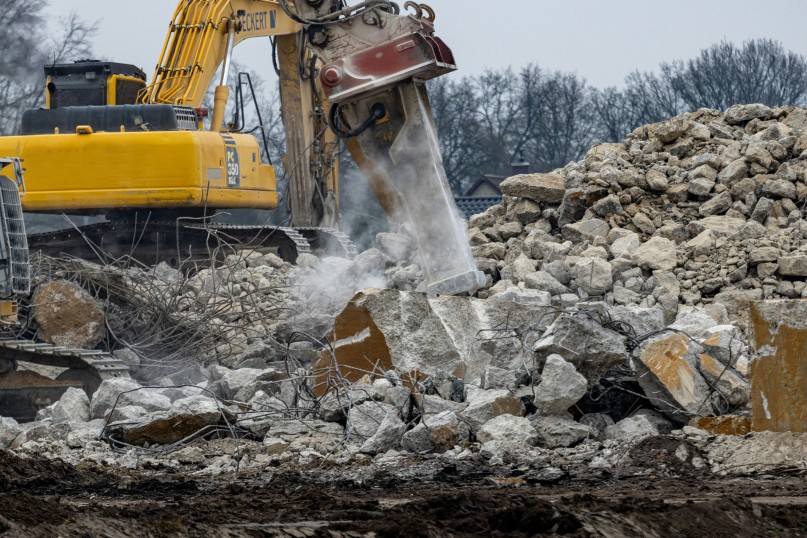 Baustaub bezeichnet den entstehenden Staub und Schmutz auf einer Baustelle, der durch Bauarbeiten wie S&auml;gen, Schleifen oder Stemmen entsteht und gesundheitssch&auml;dlich sein kann.