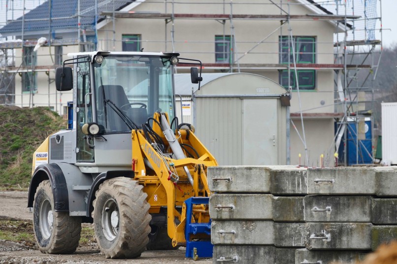 Baustellenlogistik bezeichnet die Planung, Steuerung und Organisation aller logistischen Abläufe auf einer Baustelle, einschließlich Materialanlieferung, Maschinenverfügbarkeit, Personalkoordination und Lagerung.