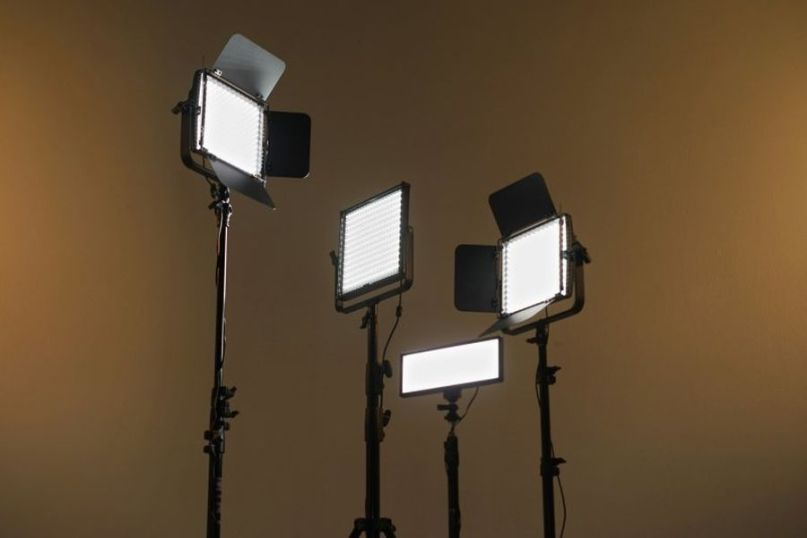 Ein Baustrahler ist eine leistungsfähige Lichtquelle, die auf Baustellen, Werkstätten oder Außenbereichen eingesetzt wird, um auch bei schlechten Lichtverhältnissen eine optimale Ausleuchtung zu gewährleisten.