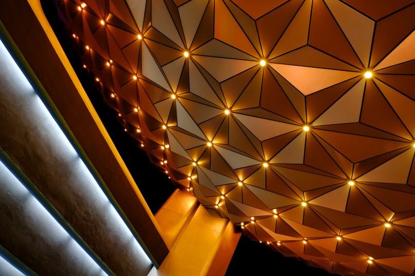 Hallenbeleuchtung umfasst alle lichttechnischen Maßnahmen, die auf die großflächige, gleichmäßige und normgerechte Ausleuchtung von Industrie-, Produktions- oder Lagerhallen abzielen.