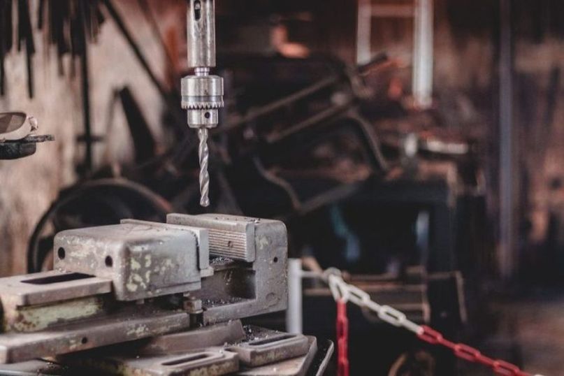 Eine Bohrmaschine ist ein vielseitiges Elektrowerkzeug, das primär zum Bohren von Löchern in verschiedene Materialien wie Holz, Metall, Kunststoff oder Mauerwerk verwendet wird.