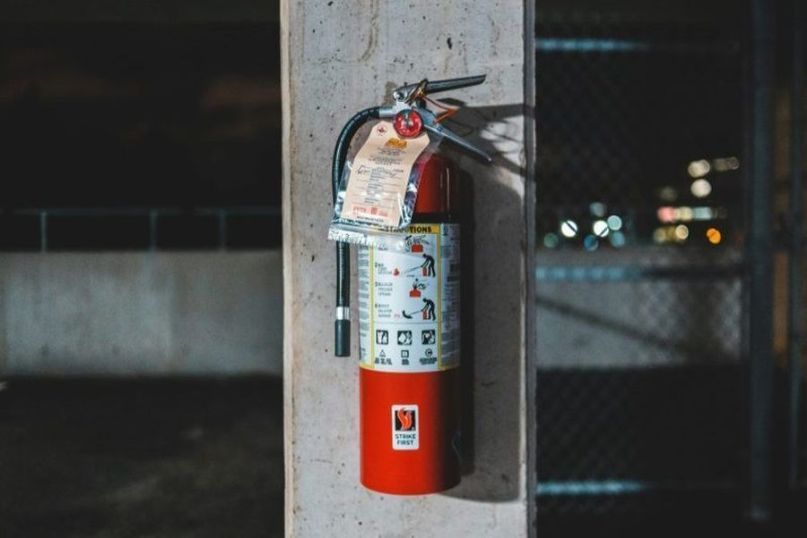 Ein Brandschutzkonzept ist ein strukturierter Plan oder eine Strategie, die entwickelt wird, um Brände zu verhindern, zu erkennen, zu bekämpfen und ihre Auswirkungen zu minimieren.
