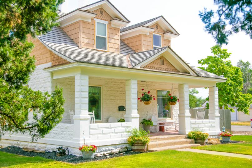 Ein Bungalow ist ein eingeschossiges Haus mit einem flachen oder leicht geneigten Dach und oft einem offenen Grundriss. Ein Bungalow ist ein eingeschossiges Haus mit einem flachen oder leicht geneigten Dach und oft einem offenen Grundriss.