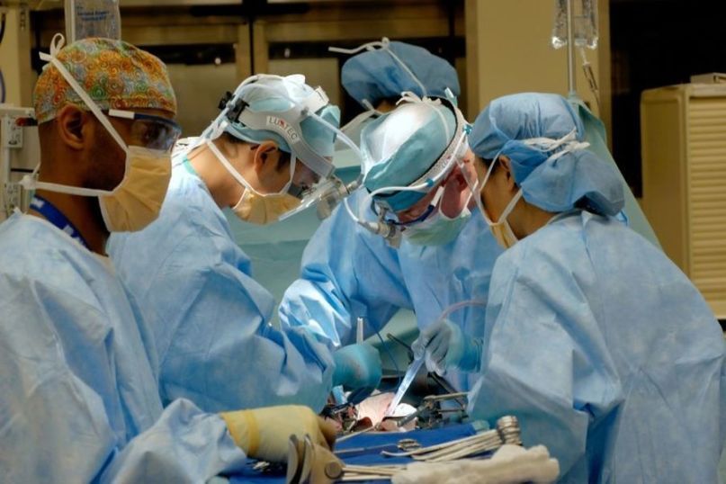 Die Chirurgie ist ein medizinisches Fachgebiet, das sich mit operativen Eingriffen am menschlichen Körper befasst.
