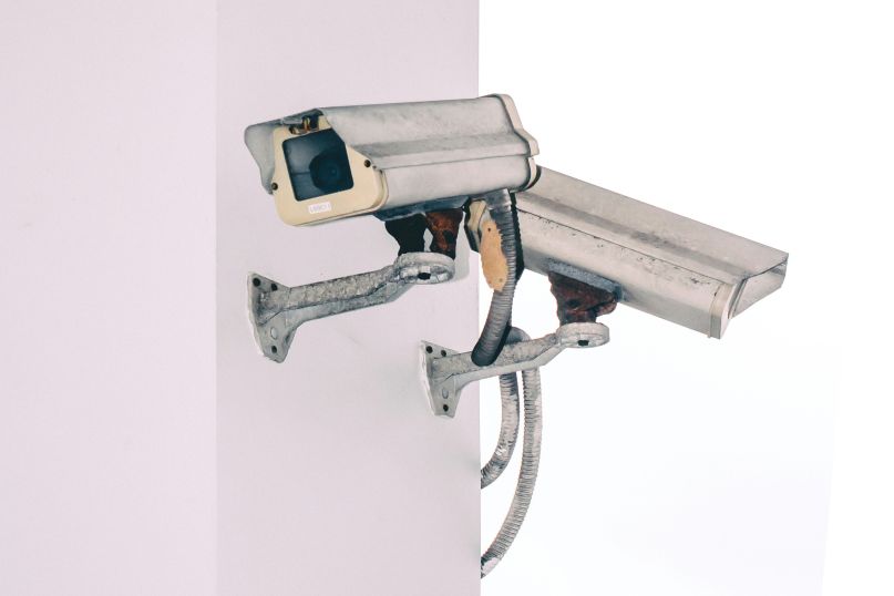 Compliance bezieht sich auf die Einhaltung von gesetzlichen Vorschriften, Richtlinien, internen Standards und ethischen Grundsätzen durch ein Unternehmen oder eine Organisation.