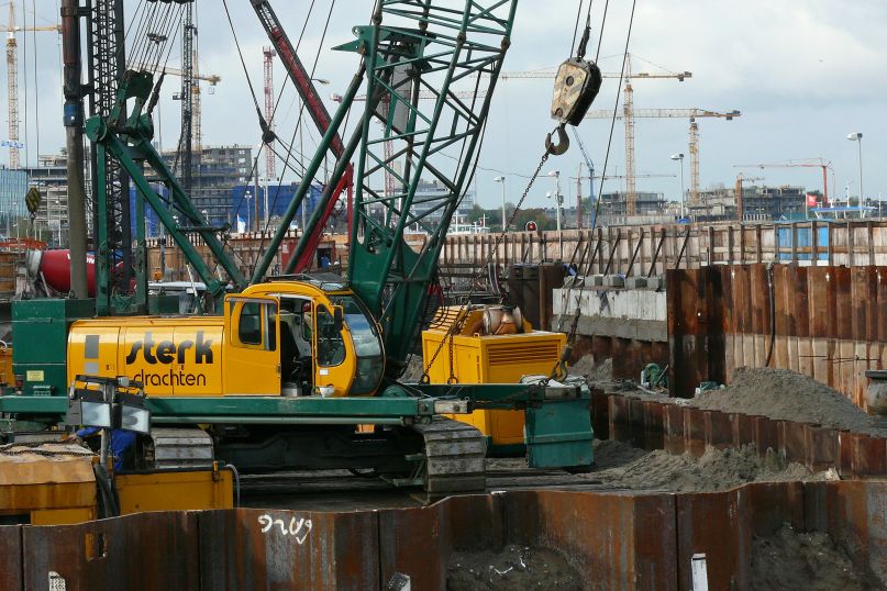 Construction bezeichnet den Prozess des Errichtens von Bauwerken, Gebäuden, Infrastruktur oder Anlagen unter Anwendung von Planungs-, Fertigungs- und Montageverfahren.