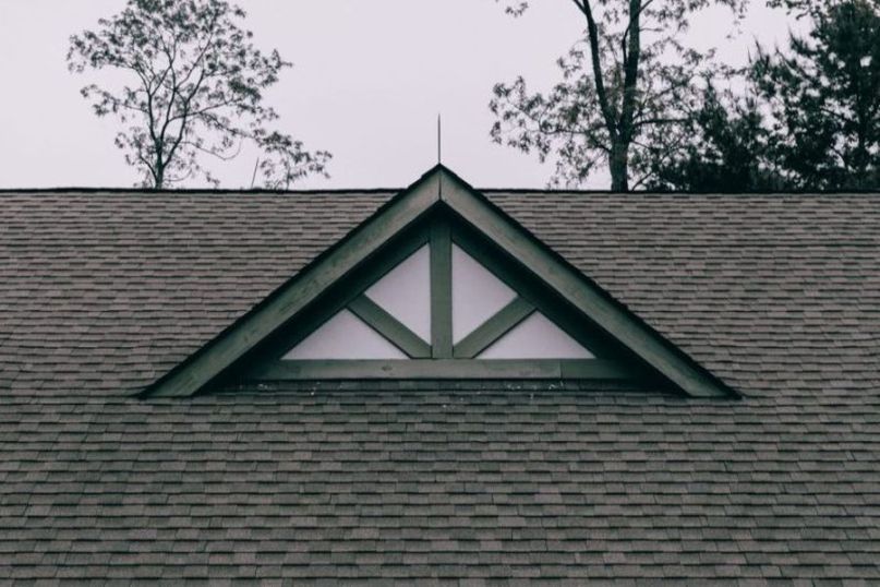 Dach ist die oberste Abdeckung eines Gebäudes und schützt vor Witterungseinflüssen