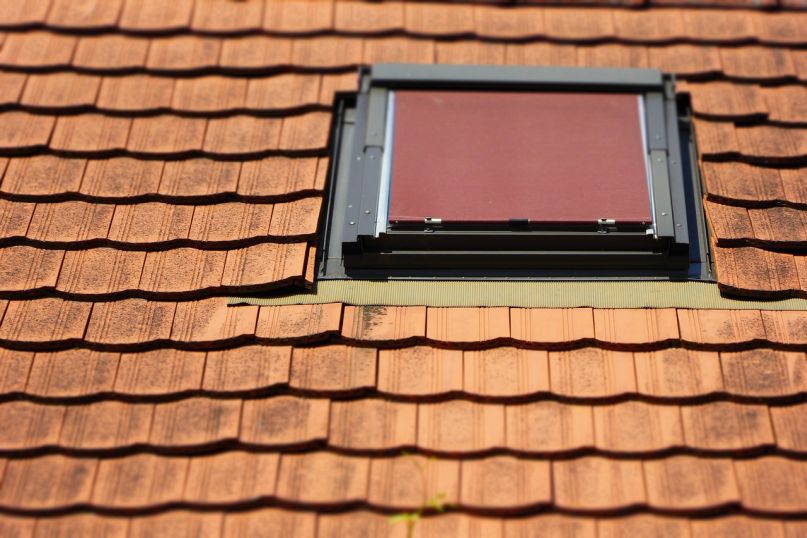Eine Dachsanierung umfasst alle Maßnahmen, die zur Instandsetzung, Erneuerung und Verbesserung der Dachkonstruktion sowie der Dacheindeckung eines Gebäudes notwendig sind.