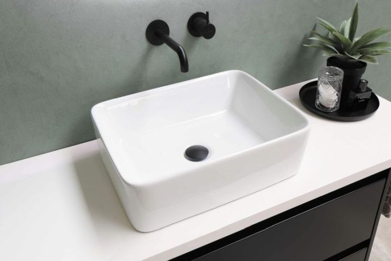 Ein Doppelwaschtisch ist eine sanitäre Einrichtung im Badezimmer, die Platz für zwei Waschbecken bietet.