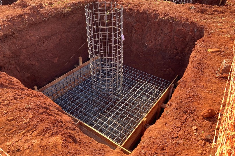 Das Fundament bildet die Basis eines Gebäudes oder einer Struktur und trägt deren Gewicht.