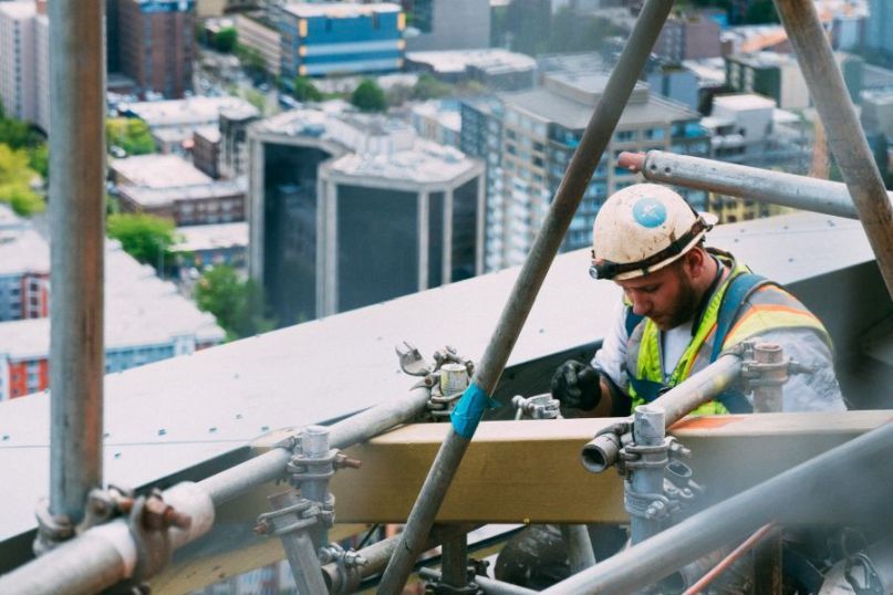 Eine Fußplatte ist ein flaches, meist rechteckiges oder rundes Bauteil, das als Basis für die Befestigung vertikaler Elemente wie Rohre, Stützen oder Träger dient.