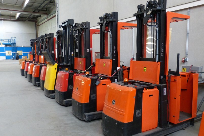 Ein Akku-Antrieb bezeichnet ein elektrisches Antriebssystem, das seine Energie aus wiederaufladbaren Batterien bezieht, üblicherweise Lithium-Ionen-Zellen. Ein Akku-Antrieb bezeichnet ein elektrisches Antriebssystem, das seine Energie aus wiederaufladbaren Batterien bezieht, üblicherweise Lithium-Ionen-Zellen.