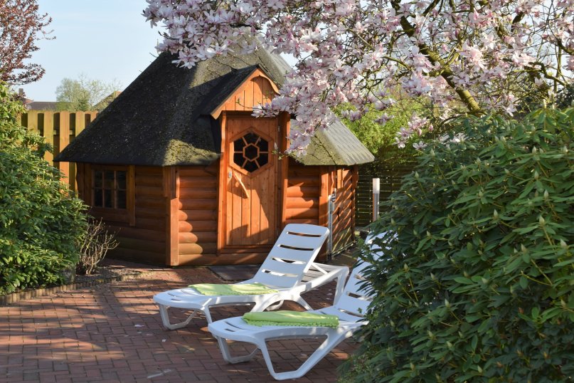 Eine Gartensauna ist eine au&szlig;erhalb eines Wohngeb&auml;udes errichtete Sauna, die sich meist im Garten oder auf einem privaten Grundst&uuml;ck befindet und f&uuml;r Wellness-, Entspannungs- und Gesundheitszwecke genutzt wird.
