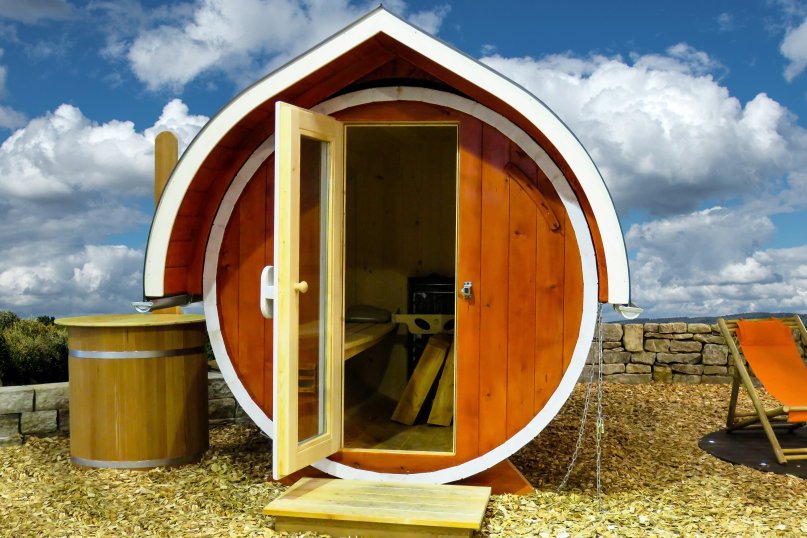 Eine Fasssauna ist eine spezielle Art von Sauna, die in einem fassf&ouml;rmigen Beh&auml;lter untergebracht ist.