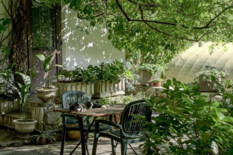 Der Gartenstil bezeichnet eine charakteristische und erkennbare Gestaltungsform von Gärten und Grünanlagen, die sich durch spezifische Merkmale, Elemente und Prinzipien definiert.