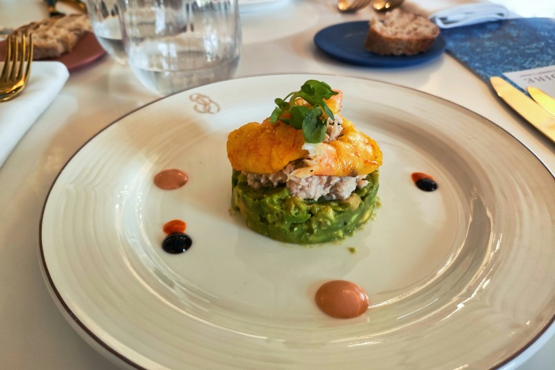 Gastro ist eine informelle Abkürzung für die Gastronomie, die sich auf die Branche des Hotel- und Gaststättengewerbes bezieht.