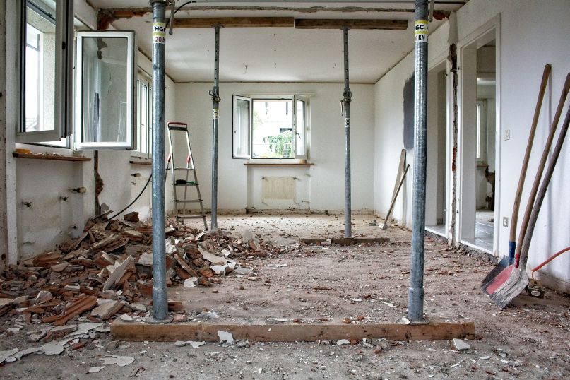 Gipskartonplatte ist eine Art von Trockenbauplatte, die aus einer Gipsmasse besteht, die auf eine Papier- oder Glasfaserplatte aufgebracht wird.