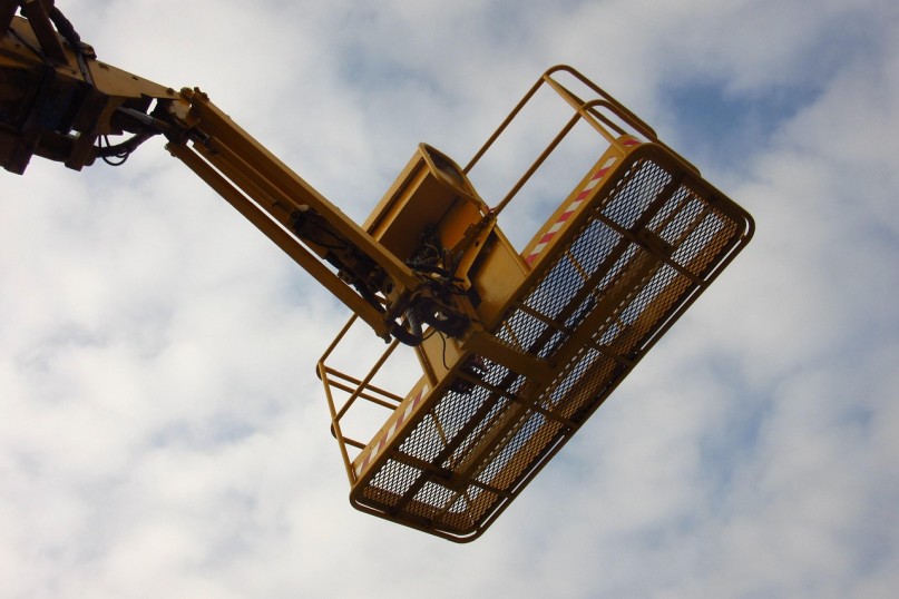 Ein Stoß bezieht sich auf eine abrupte oder plötzliche Kraft oder Bewegung, die auf ein Objekt oder eine Fläche ausgeübt wird. Ein Stoß bezieht sich auf eine abrupte oder plötzliche Kraft oder Bewegung, die auf ein Objekt oder eine Fläche ausgeübt wird.