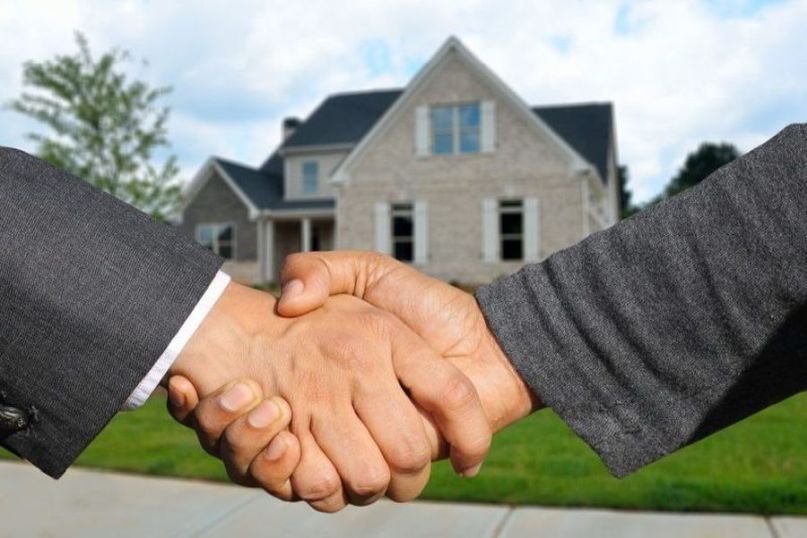 Ein Immobilienmakler ist ein professioneller Dienstleister, der als Vermittler auf dem Immobilienmarkt agiert