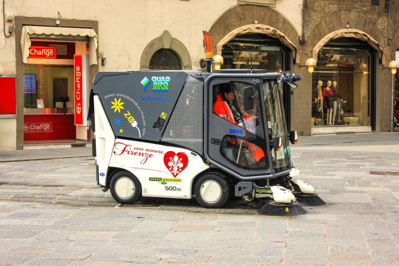 Eine Kehrmaschine ist ein mechanisches oder elektrisch betriebenes Gerät zur Reinigung von Bodenflächen, Gehwegen, Straßen oder großen Flächen. Eine Kehrmaschine ist ein mechanisches oder elektrisch betriebenes Gerät zur Reinigung von Bodenflächen, Gehwegen, Straßen oder großen Flächen.