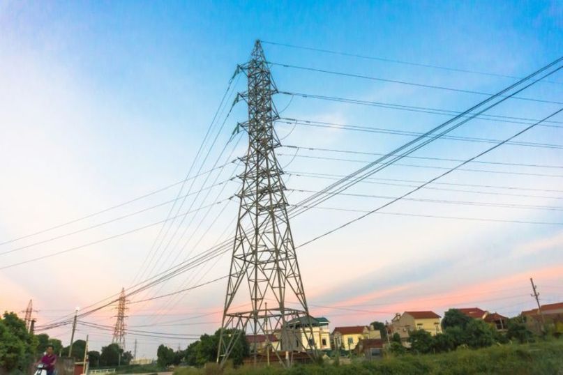 Ladeinfrastruktur bezieht sich auf das gesamte Netzwerk, die Vorrichtungen und die Einrichtungen, die für das Laden von Elektrofahrzeugen benötigt werden.