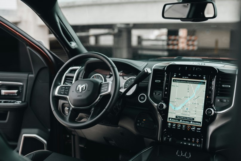 Ergonomie im Fahrzeug - eine m&ouml;glichst genaue Abstimmung von Sitz, Lenkrad, Pedalen und Bedienelementen auf den K&ouml;rper der fahrenden Person