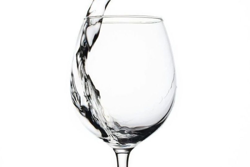 Low-E-Glas, oder auch Niedrigemissionsglas, ist eine spezielle Glasart, die mit einer dünnen Beschichtung versehen ist, um die Wärmestrahlung zu minimieren.