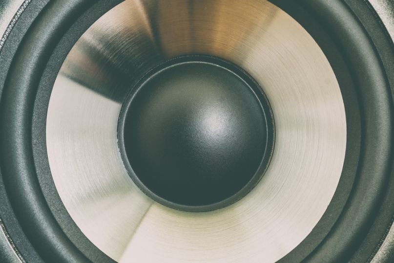 Luftschall beschreibt Schallwellen, die sich in der Luft ausbreiten und durch Druckschwankungen in der Atmosphäre entstehen.