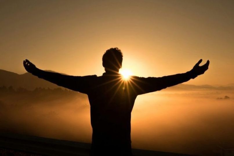 Meditation ist eine geistige Praxis, bei der durch Konzentration, Stille oder bestimmte Techniken ein Zustand innerer Ruhe, Klarheit oder Einsicht angestrebt wird.