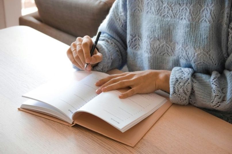 Papier ist ein dünnes, flaches Material, das aus pflanzlichen Fasern hergestellt wird und zum Schreiben, Drucken, Verpacken und anderen Zwecken verwendet wird.