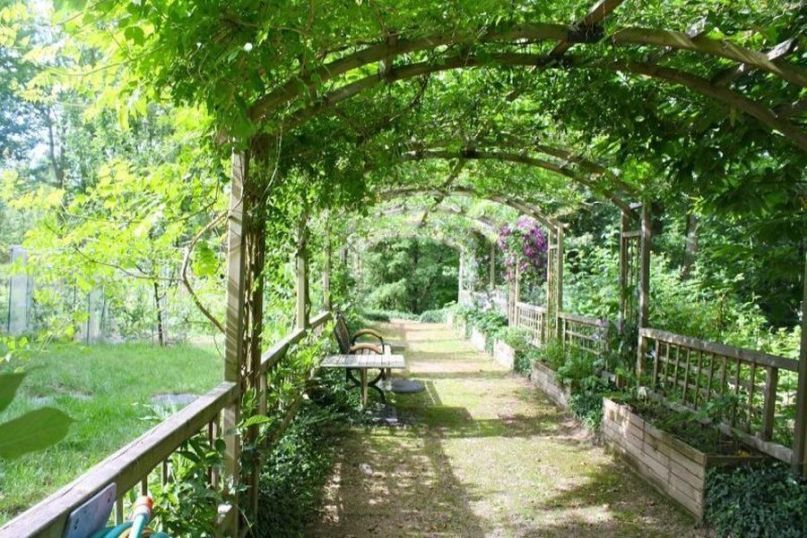 Pergola-Design bezieht sich auf die architektonische Gestaltung von Pergolen, freistehenden Gartenstrukturen mit offenen Dachflächen.
