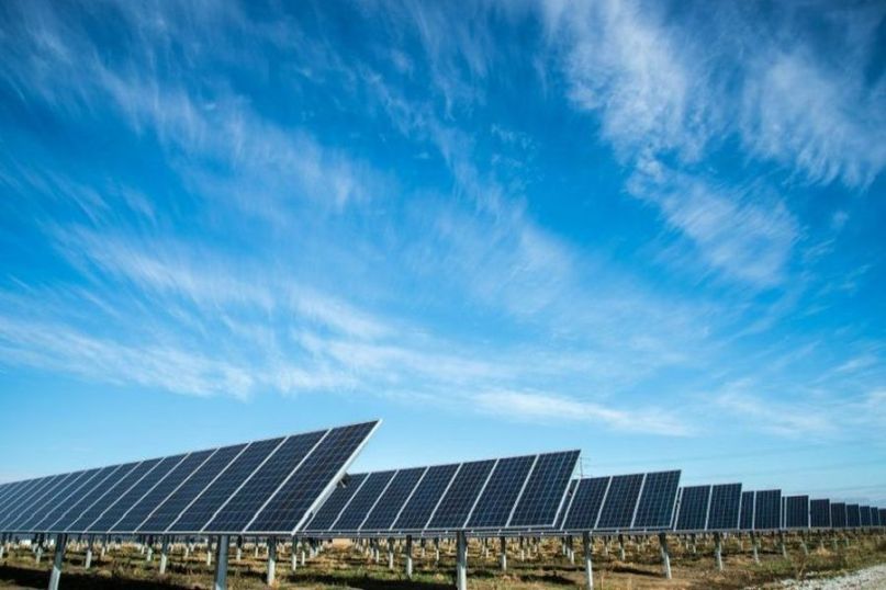 Eine Photovoltaik-Anlage wandelt Sonnenlicht in elektrische Energie um.