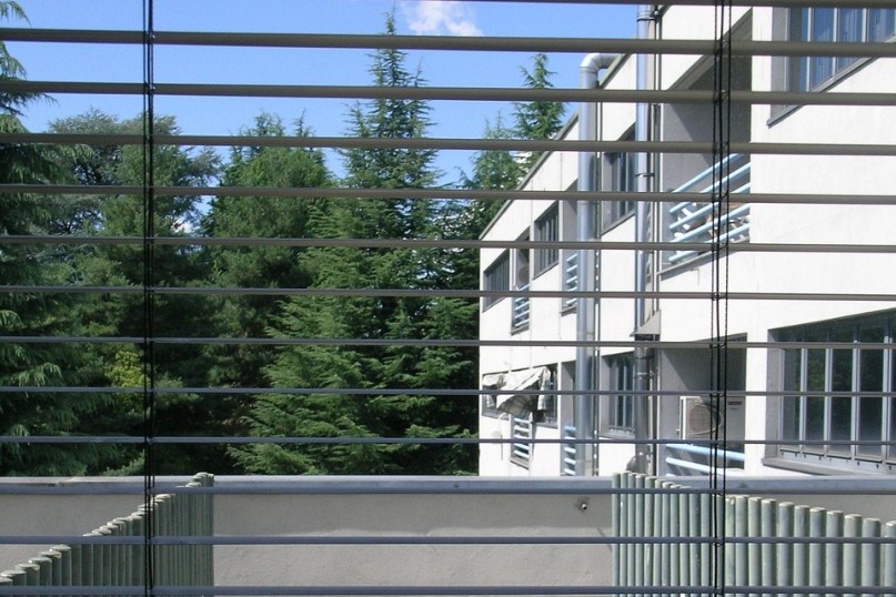 >Nach der Befestigung sollten die <mark><b>Jalousien</b></mark> noch einmal überprüft und gegebenenfalls justiert werden