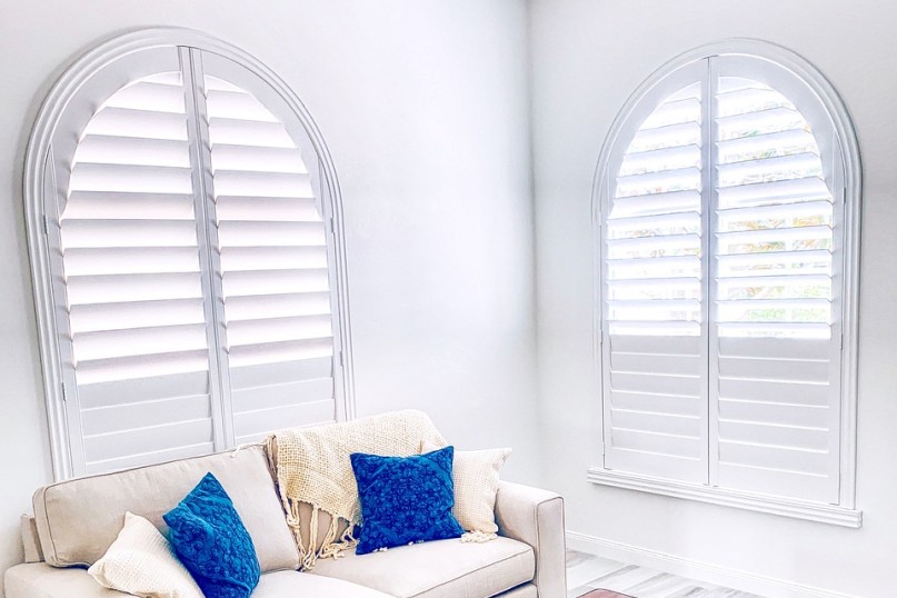 Ein Schrägrollladen ist eine spezialisierte Bauform eines Rollladens, der speziell für nicht-rechtwinklige Fensteröffnungen wie Dreiecksfenster, Trapezfenster oder andere geometrisch komplexe Fensterformen konzipiert wurde. Ein Schrägrollladen ist eine spezialisierte Bauform eines Rollladens, der speziell für nicht-rechtwinklige Fensteröffnungen wie Dreiecksfenster, Trapezfenster oder andere geometrisch komplexe Fensterformen konzipiert wurde.