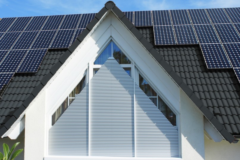 Bei Schrägrollladen handelt es sich um eine besondere Bauweise von Rollladen, die speziell für dreieckige oder trapezförmige Fenster ausgelegt sind