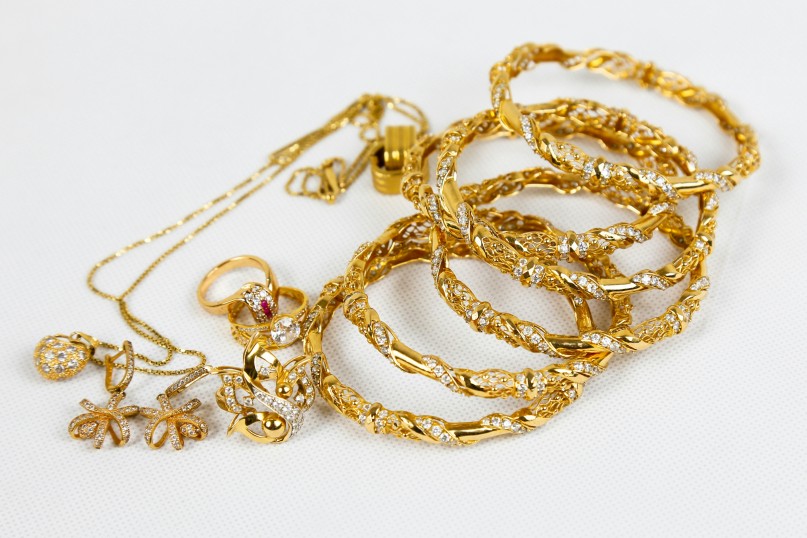 Schmuck umfasst dekorative Objekte, die hauptsächlich zur Zierde oder als Ausdruck von Stil, Kultur und Persönlichkeit getragen werden.