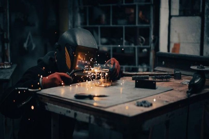 Schweißen ist ein thermisches Fügeverfahren in der Fertigungstechnik, bei dem Werkstücke durch gezieltes Erhitzen und Verschmelzen der Materialien dauerhaft verbunden werden.